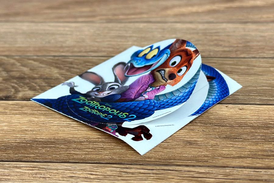 ronde papierstickers als give-away bij de premiere van Disney's Zootropolis 2